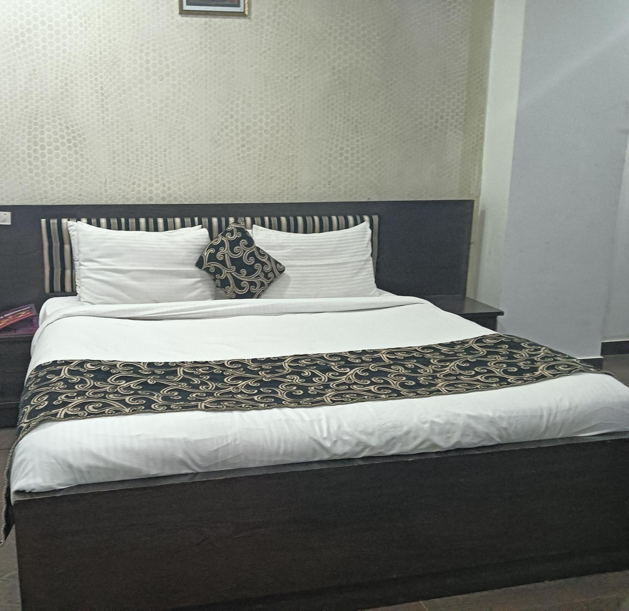 Hotel Palazzo Di Lara กาเซียบัด ภายนอก รูปภาพ